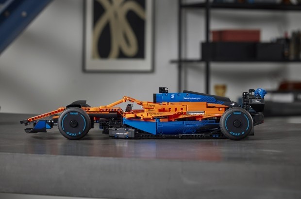 В новом формульном болиде McLaren из 1,4 тысячи деталей Lego спрятали подсказку