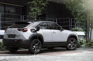 Mazda: электрокары с большими батареями вреднее дизельных машин