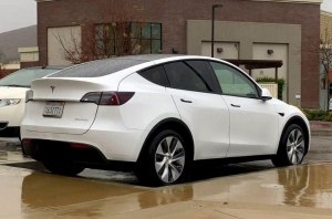Ожидаемый кроссовер Tesla Model Y с двумя моторами сняли на видео