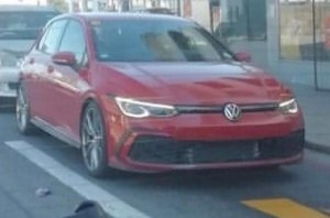 «Заряженный» VW Golf восьмого поколения поймали без камуфляжа
