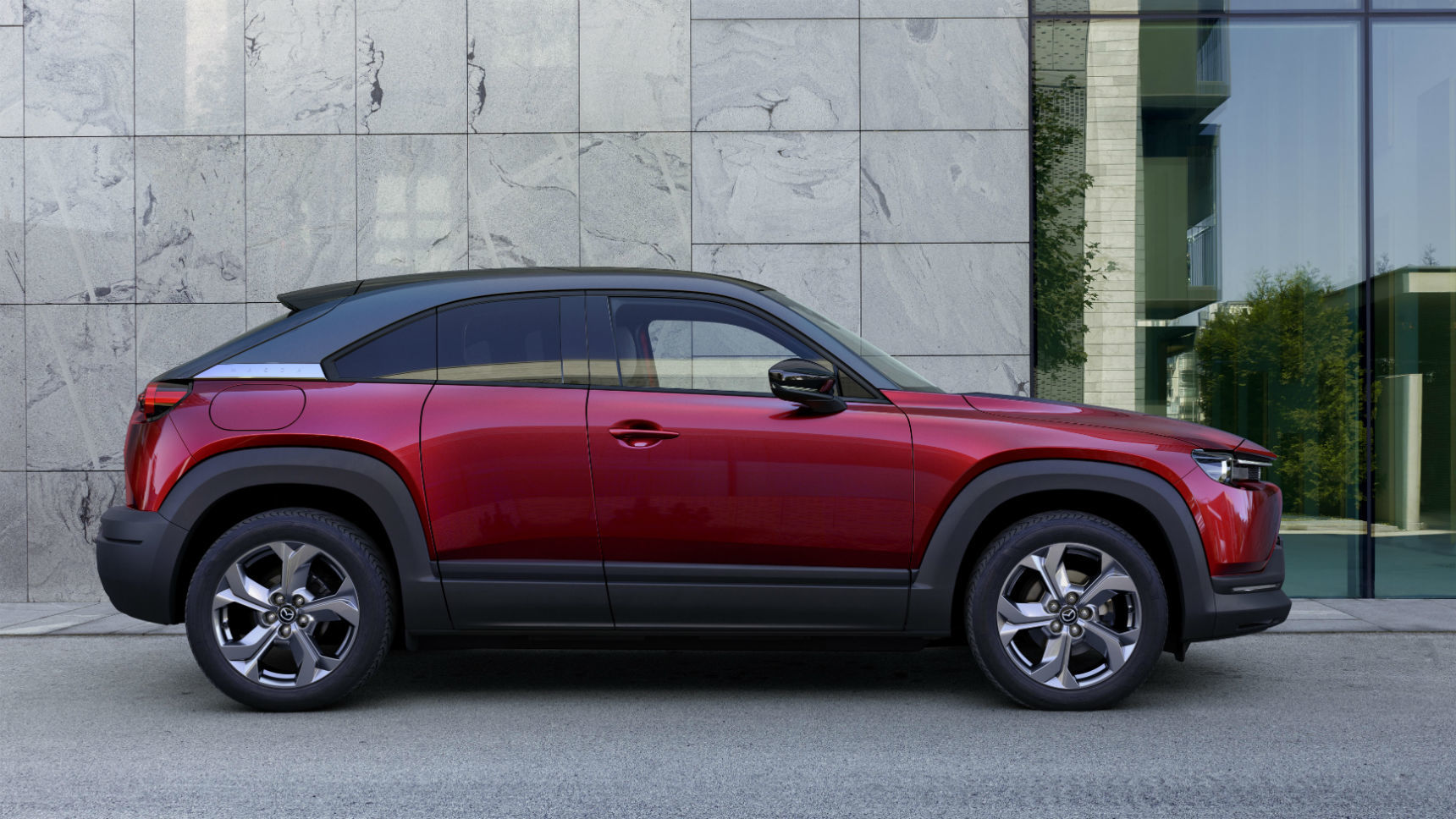 Mazda объяснила скромные аккумуляторы на MX-30