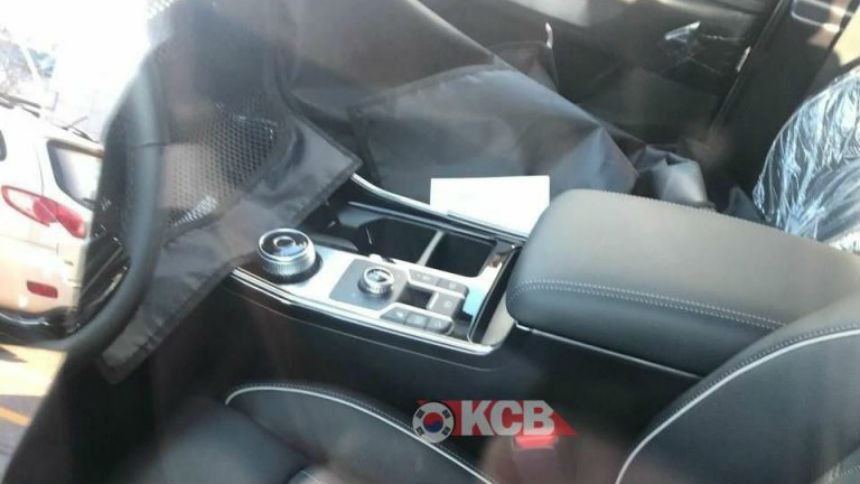 Интерьер нового Kia Sorento попал в объектив фотошпионов