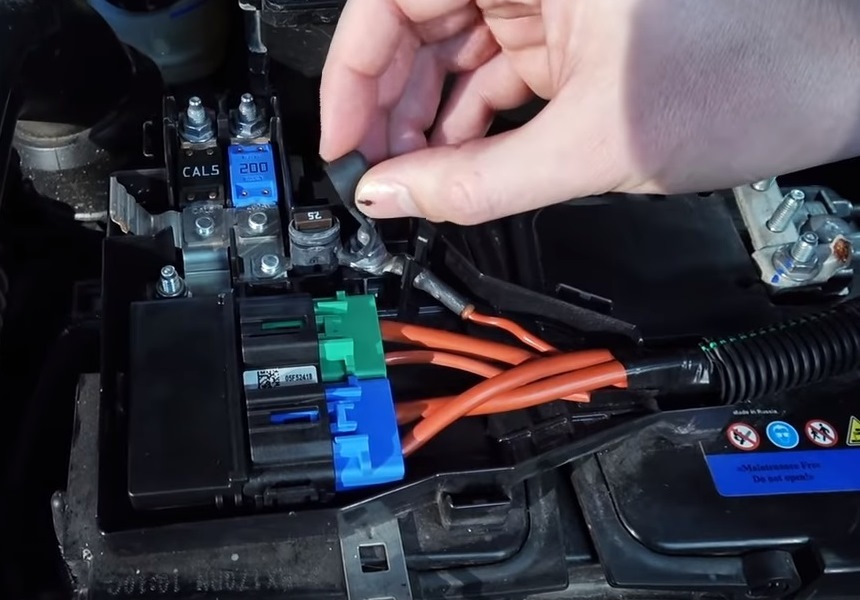 В Renault рассказали, как надо менять аккумулятор на Аркане В Renault рассказали, как надо менять аккумулятор на Аркане