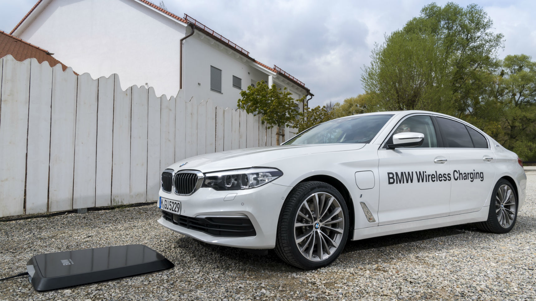 Электрокары BMW получат беспроводную зарядку