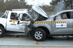 «Новый» не значит «безопасный». Два пикапа Nissan cтолкнули в краш-тесте
