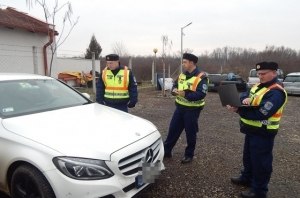 Венгерская полиция проверяет «евробляхи», припаркованные возле границы Венгерская полиция проверяет «евробляхи», припаркованные возле границы