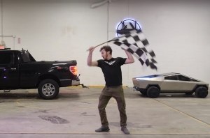Реплика электропикапа Tesla Cybertruck посоревновалась в перетягивании каната с Ford F-150 Реплика электропикапа Tesla Cybertruck посоревновалась в перетягивании каната с Ford F-150