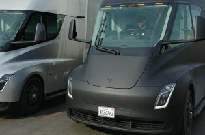 Tesla выкатила электрофуры Semi на зимние испытания