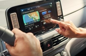 «Вот это поворот!»: Apple CarPlay и Android Auto опаснее пьяного водителя?