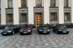 Депутатские машины передали столичным больницам