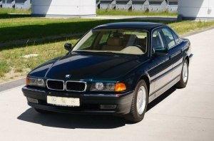 «Бабулин законсервированный» BMW 7 серии с пробегом 255 км выставили на аукцион