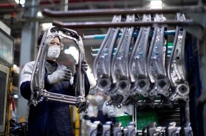 Китай запускает автозаводы в Ухане