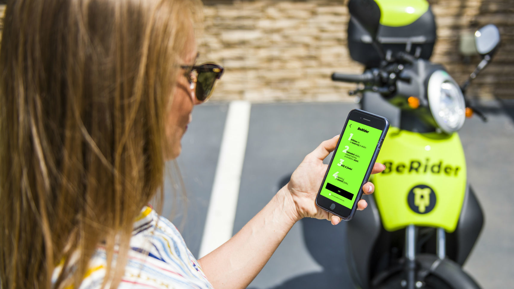 Skoda создала электроскутер и отправила его в байкшеринг