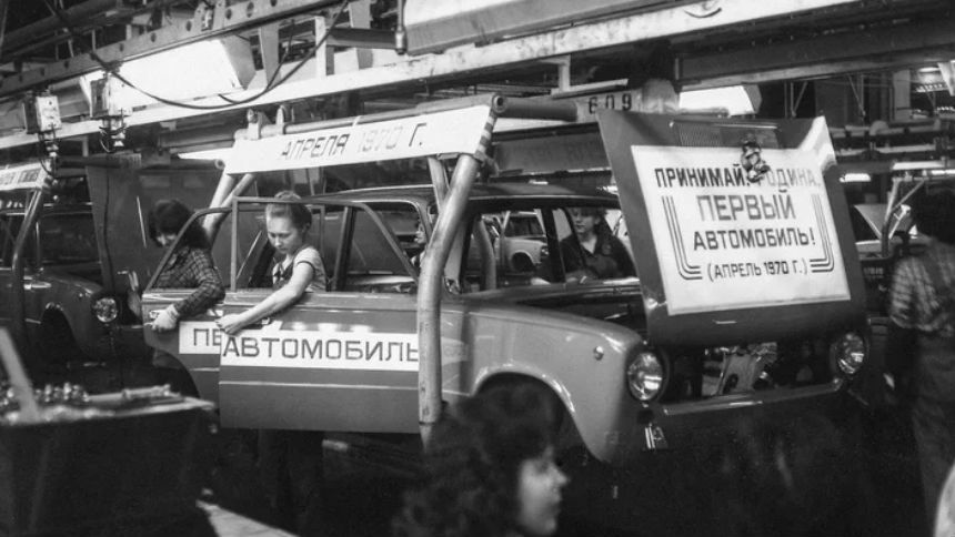 В честь юбилея АвтоВАЗ вспомнил легендарную «копейку» В честь юбилея АвтоВАЗ вспомнил легендарную «копейку»