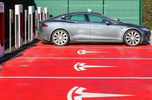 «Умные» Tesla: электрокары облегчат жизнь с парковкой