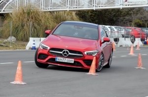 «Сбил лося»: Mercedes CLA провалил тест на маневренность (видео)