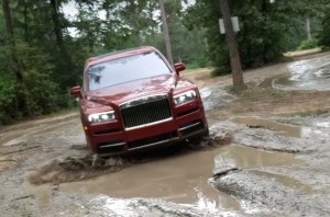 Ничего интересного. Просто Rolls-Royce Cullinan в украинском селе