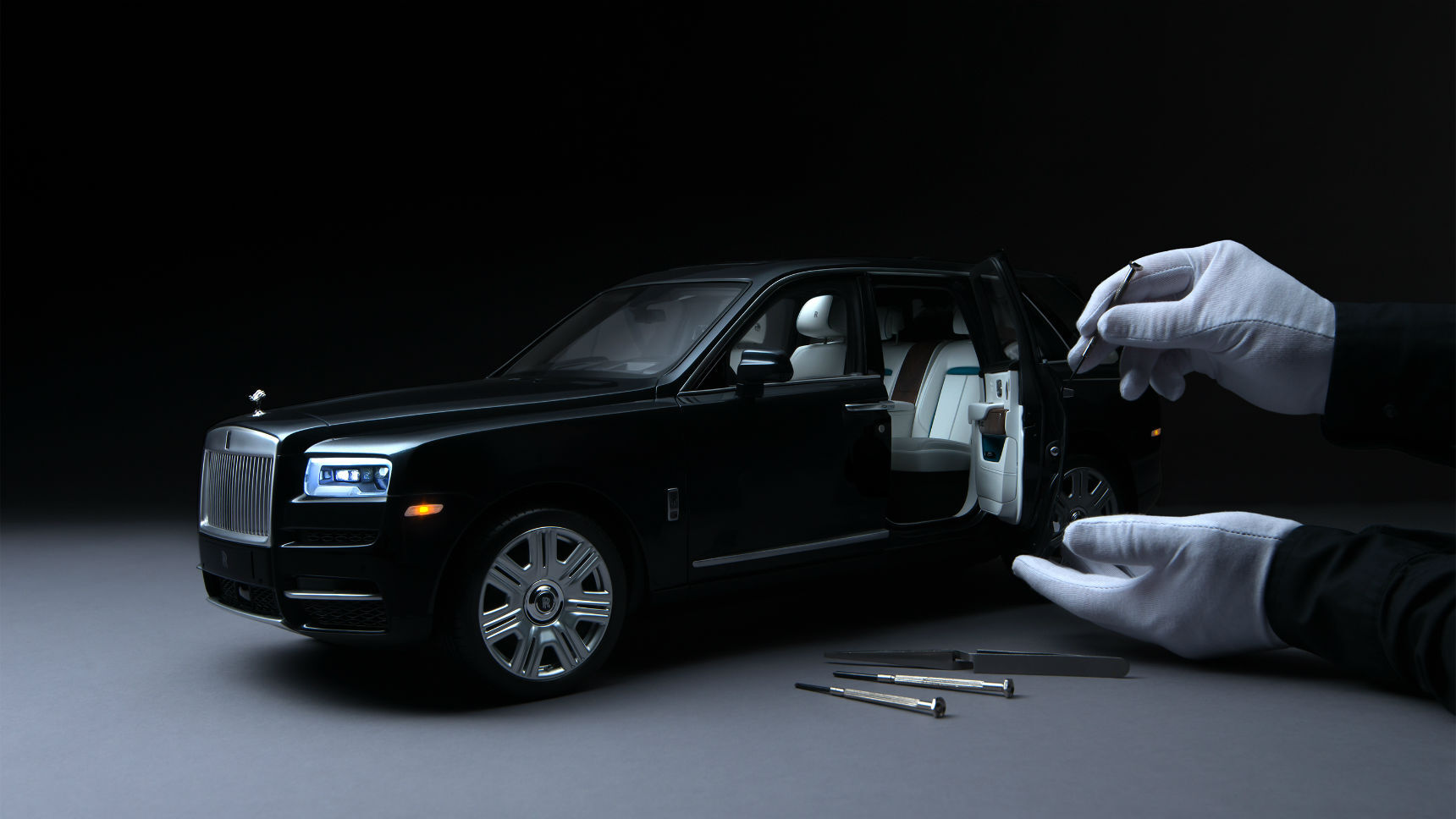 Цифра дня: На сборку масштабного Cullinan Rolls-Royce тратит сотни часов