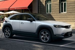 С почином: первый электрокар Mazda встал на конвейер