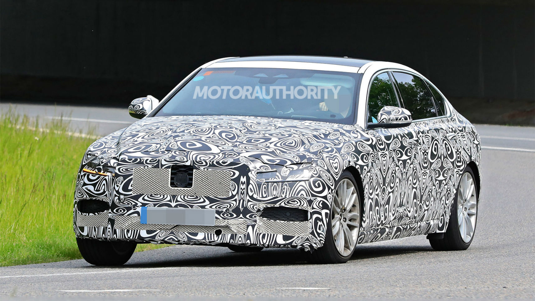 Шпионские фотографии обновленного Jaguar XF