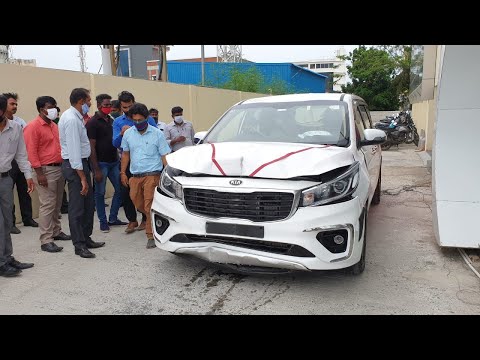 Видео: Неумеха разбил Kia, выезжая из автосалона