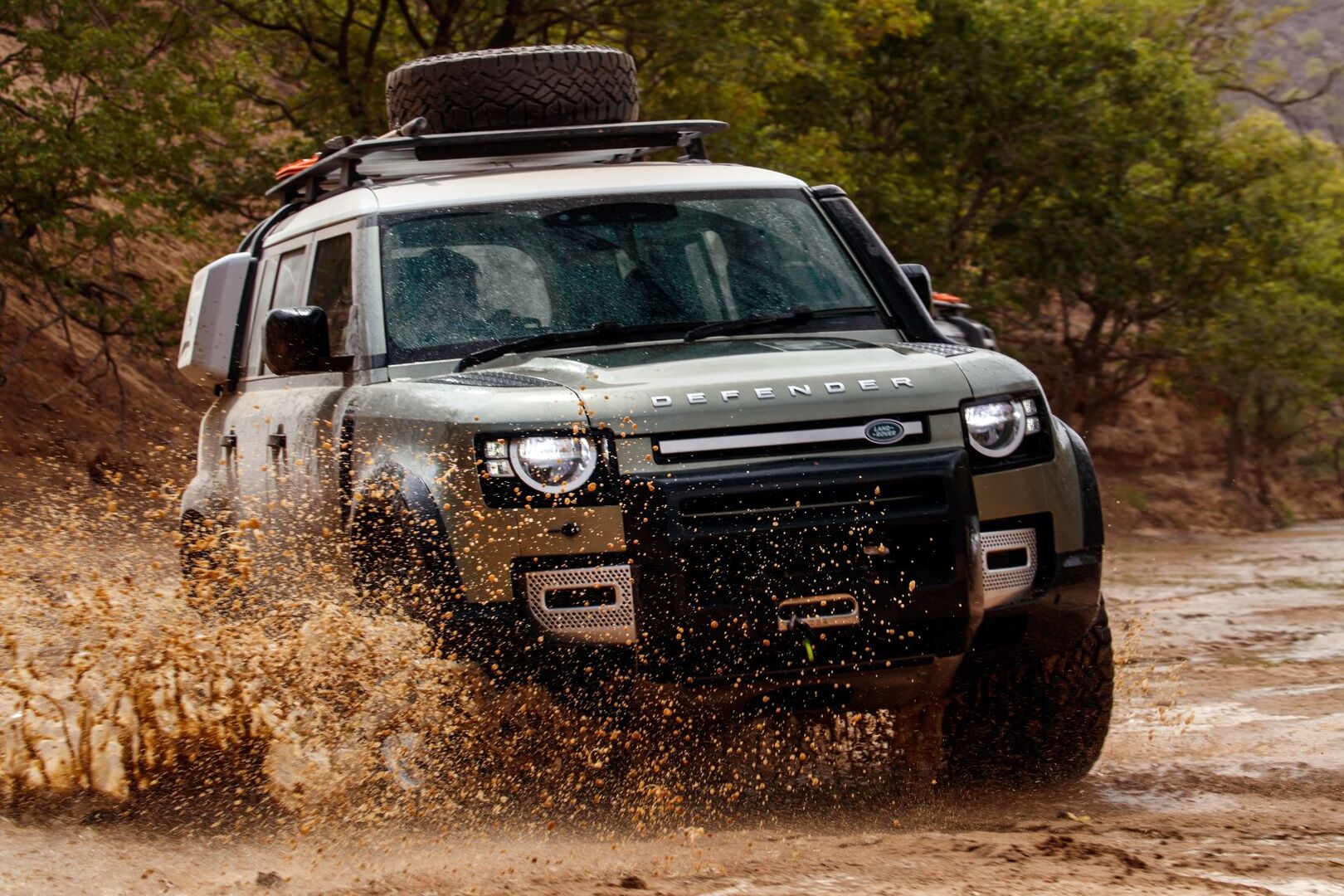Land Rover объявила цены и комплектации на Defender в России