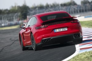 Обновленную Porsche Panamera застали без камуфляжа