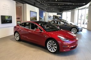 Хотел одну, а получил 27: забавный случай при заказе Tesla Model 3