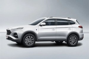 Первые «живые» фото X8: трехрядный салон и мотор от младшего SUV (но мощнее) Первые «живые» фото X8: трехрядный салон и мотор от младшего SUV (но мощнее)