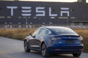 Сделать доступней: Tesla строит завод по производству батарей