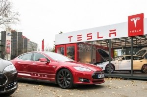 Заряжена побеждать: Tesla стала самой дорогой автокомпанией в мире!