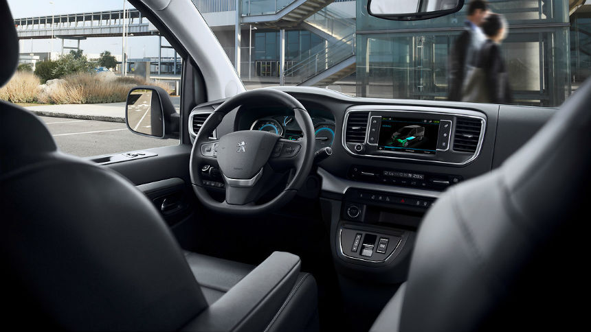 Peugeot электрифицировал пассажирский Traveller