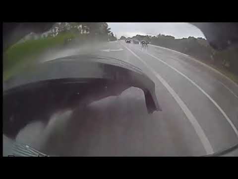 Видео: Tesla Model 3 отбрасывает бампер на ходу