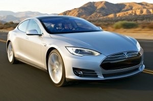 Автопилот Tesla увернулся от одной аварии, но тут же попал в другую (видео)