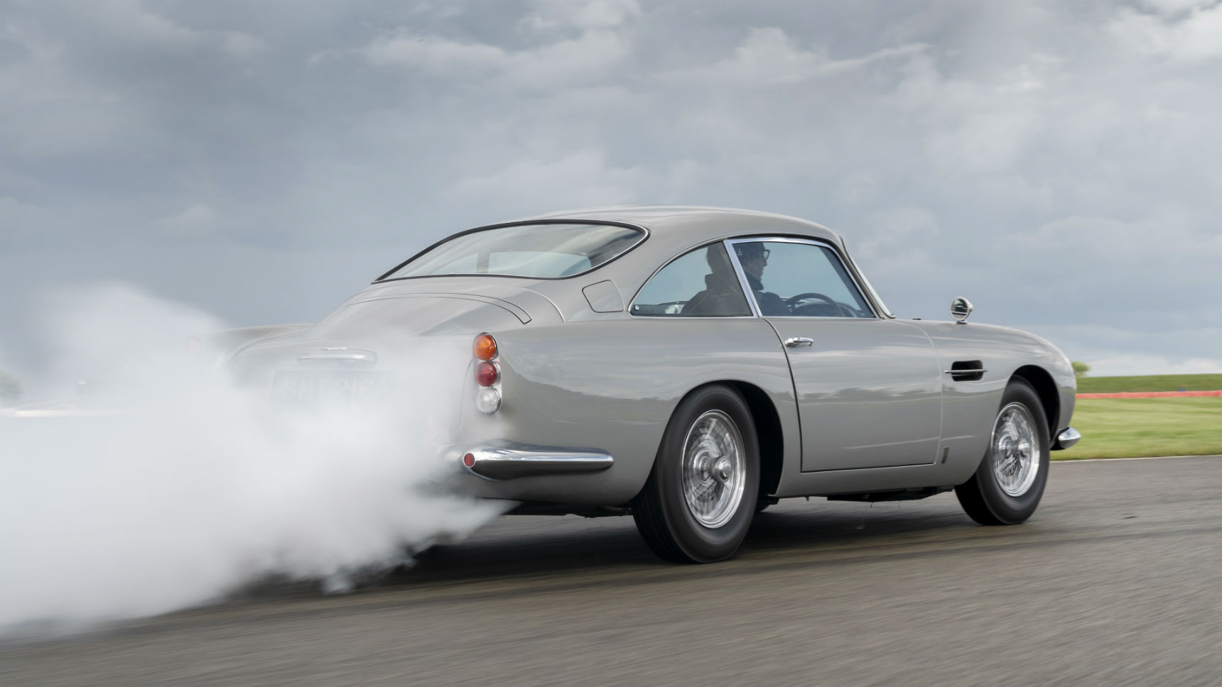 Aston Martin построил спорткар с дымовой завесой, пулеметом и тараном