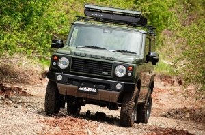 Старый и надежный Defender от Suzuki