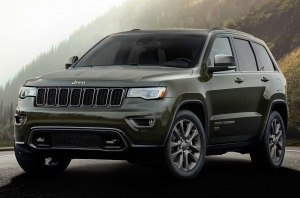 Фотошпионы заглянули внутрь новейшего Jeep Grand Cherokee