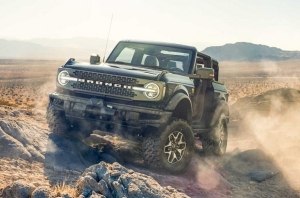 Ford Bronco против огромных булыжников (видео)