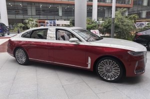 Китайский «Роллс сел на шпагат»: Long версия Hongqi H9