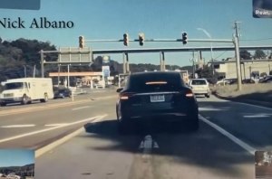 ДТП: Tesla взлетела от удара ДТП: Tesla взлетела от удара