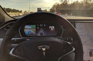 Tesla без водителя за рулем. Виноват Илон Маск (фото)