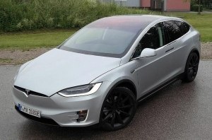 Tesla Model X буквально сносит крышу