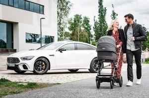 Mercedes-AMG представил спортивную детскую коляску