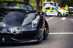 В Лондоне две Ferrari решили сделать «бургер» из BMW