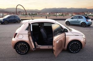 Fiat 500e с дополнительной калиткой для мам и пап Fiat 500e с дополнительной калиткой для мам и пап