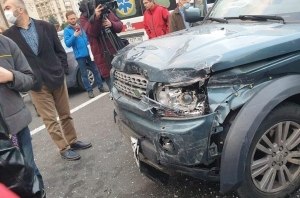 В Киеве внедорожник снес остановку и сбивал людей на пешеходной зоне (видео)