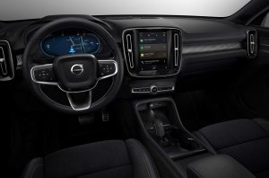 Слева направо и наоборот: новый салон от Volvo