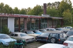 Заброшенный автосалон в котором еще можно купить автомобиль Заброшенный автосалон в котором еще можно купить автомобиль