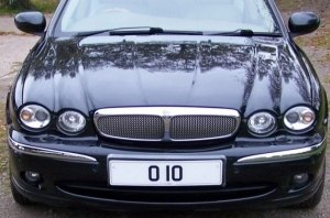 Красивый автомобильный номер с вековой историей продали за 128 800 фунтов стерлингов