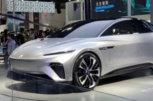Концепт-кар R-Aura Concept с вазой и цветами